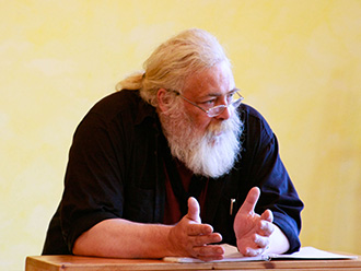Henning Köhler in una conferenza al Goetheanum
