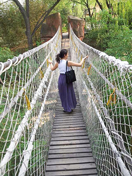 Yuika sul ponte di corde