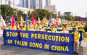 Manifestazione a New York contro le persecuzioni del Falun Gong in Cina 