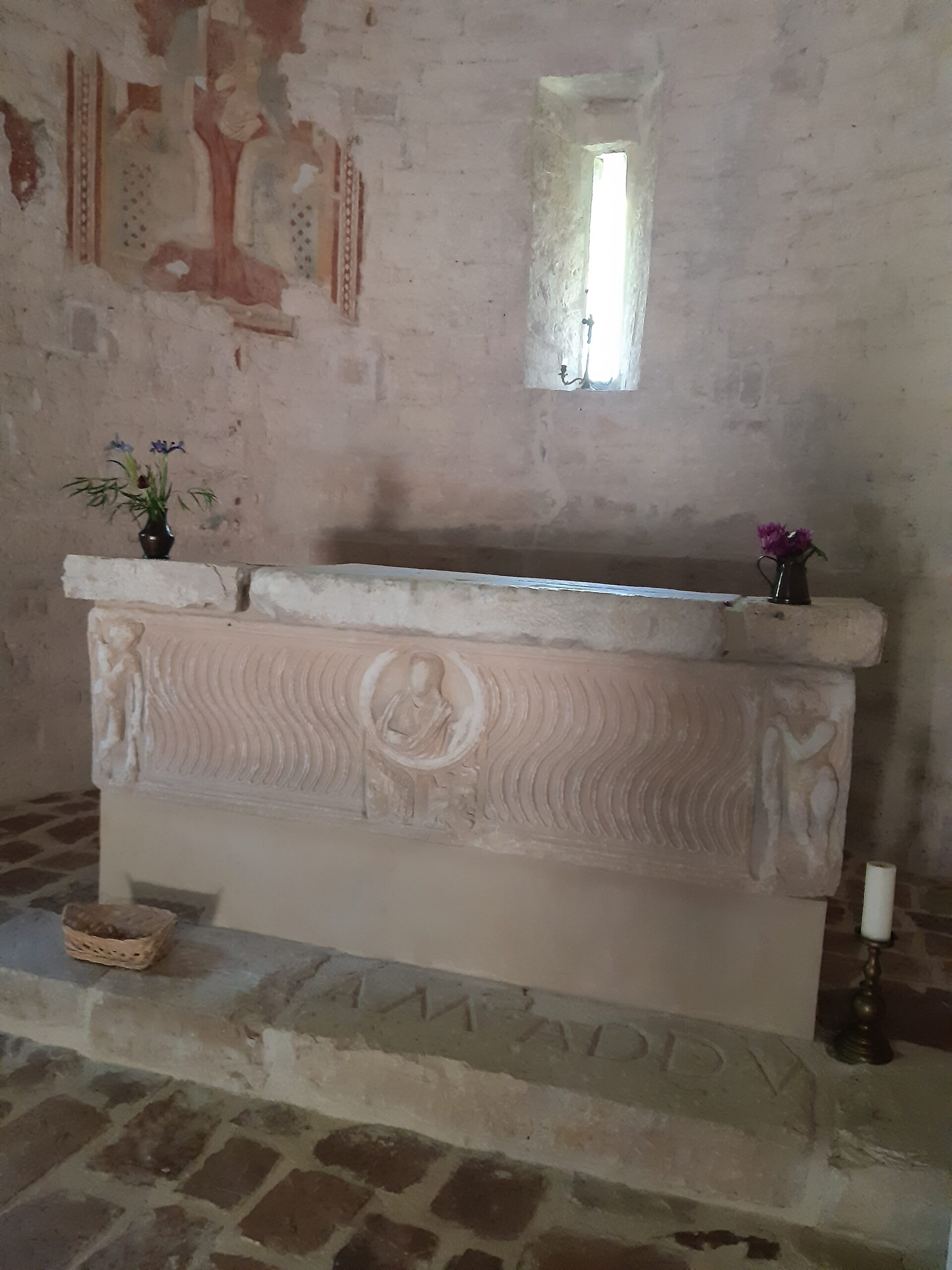 Interno dell'Eremo di San Silvestro, sarcofago romano
