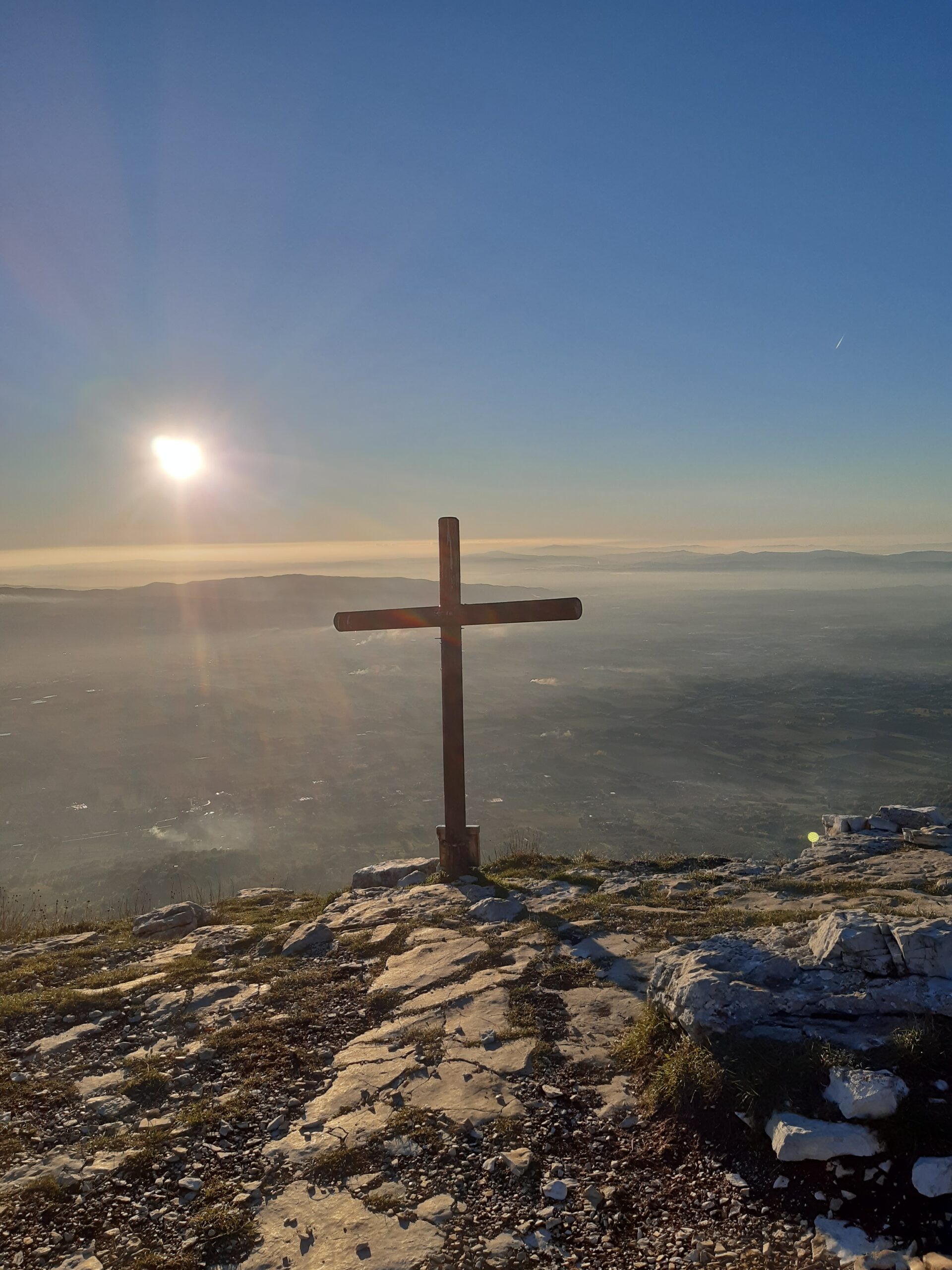 La croce di Sasso Piano, sotto la Valle Umbra