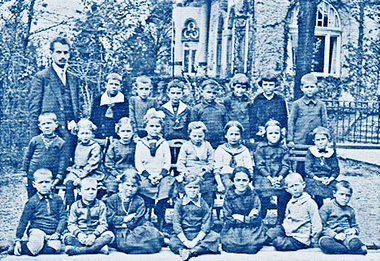 La 1a classe della prima scuola Waldorf a Stoccarda inaugurata nel 1920, con l’insegnante Robert Killian