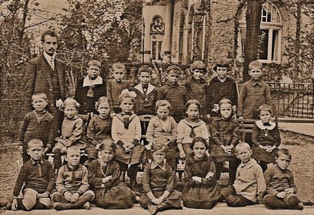 La prima classe della prima scuola Waldorf a Stoccarda nel 1920 con l'insegnante Robert Killian