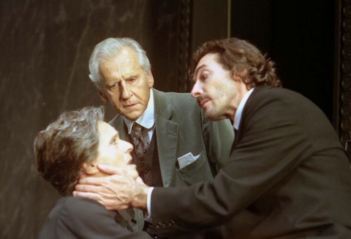 Tra la signora Frola (Marina Bonfigli) e il signor Pansa (Luciano Roman) l’alter ego di Pirandello (Giulio Bosetti)