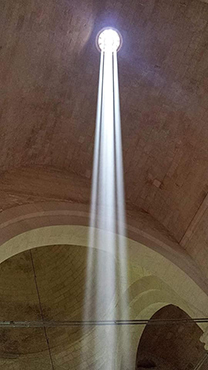 Raggio osservabile al “mezzodí vero” del Sol¬stizio d’Estate presso l’Abbazia di San Leonardo di Si-ponto (FG), simbolo della discesa dello Spirito Santo sugli Apostoli nel giorno della Pentecoste